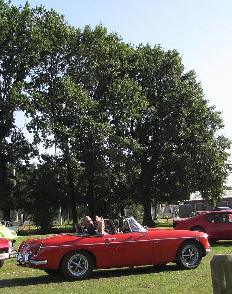 Prijsuitreiking voor de mooiste, oudste, speciaalste en de auto die van het verst kwam,  verschillende leden van MG Club Limburg vielen in de prijzen, kijk maar (21).JPG